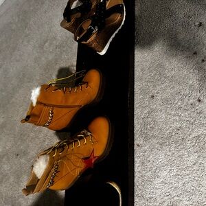 Stylish Tan Ankle Boots with Fur Trim